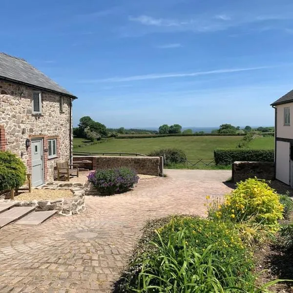 The Granary at Pentregaer Ucha, tennis court & lake., hotelli kohteessa Llanarmon Dyffryn-Ceiriog