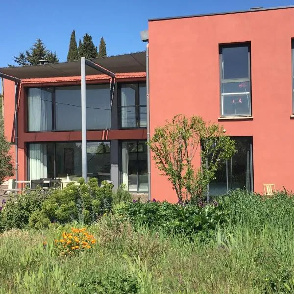 Belle chambre avec vue dans maison d'architecte, מלון בPujaut