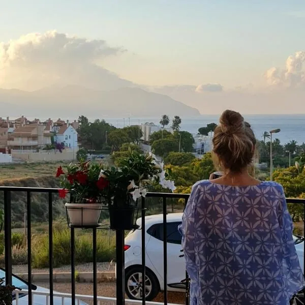 SunRise Den, a pie de playa, vista al mar y piscina, hotel en Puerto de Mazarrón