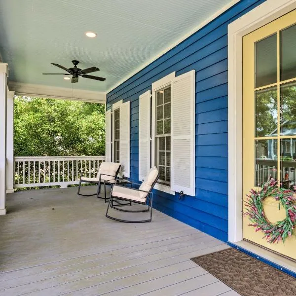 Lovely Mobile Retreat with Deck and Front Porch!, hotel v destinaci Mobile