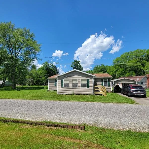 Camp Not Found - 3 Queen Bedrooms by the lake, hotel in Hartstown