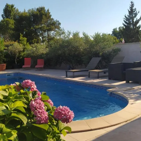 Gite chaleureux pour deux avec jacuzzi ou piscine selon dates, hotel in Graveson
