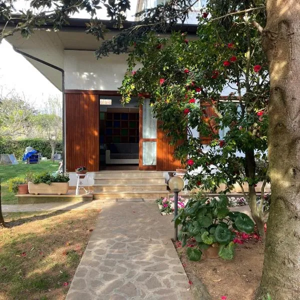 Appartamento in Villa con giardino vicino al mare โรงแรมในBella Farnia