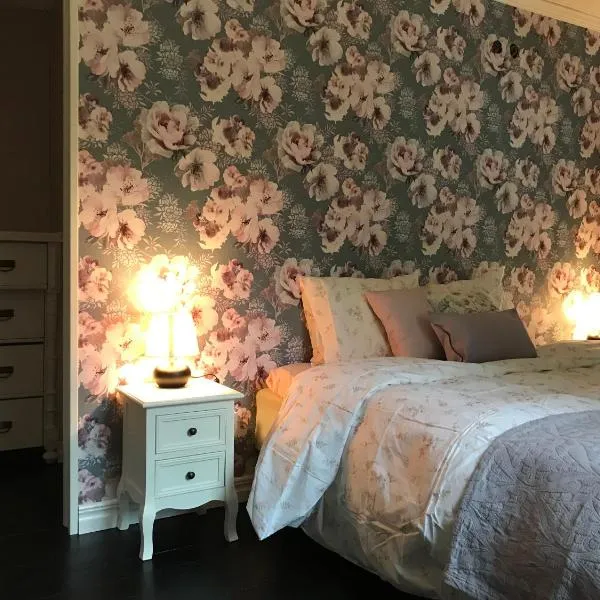 Fagerbacka Torp. Söt stuga nära havet, hotel v destinaci Lysekil