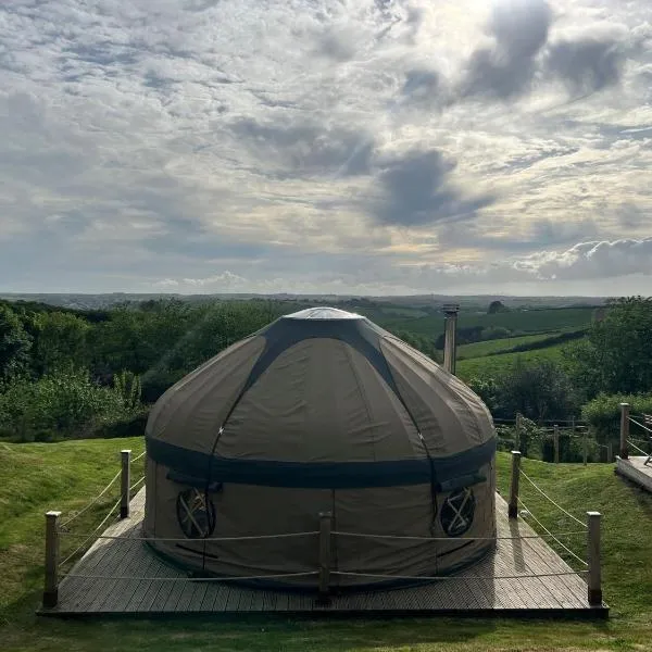 Looe Yurts, hotel v destinaci Looe