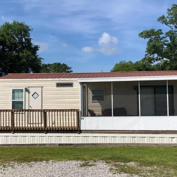 Model Home near Camp Lejeune with Water View, hotel em Sneads Ferry