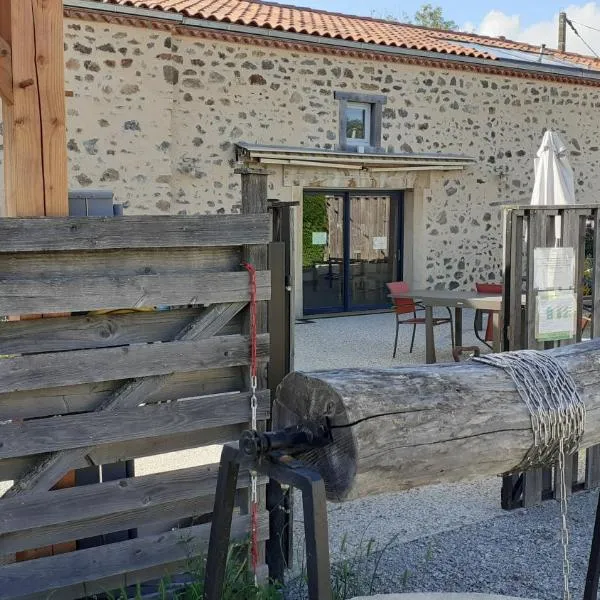 LES GALAINES, hotel in Availles-Limouzine
