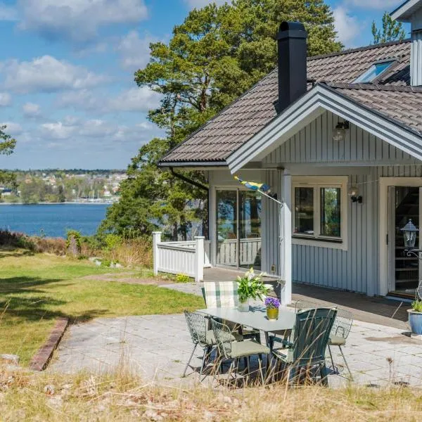 Elegant home with stunning sea view and garden, hotel in Tyresö Strand