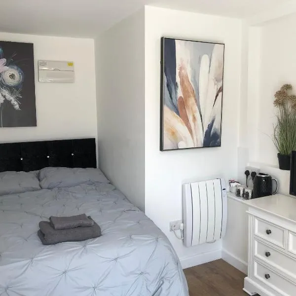 Lovely Modern decorated 1 bed Studio, хотел в Нюпорт