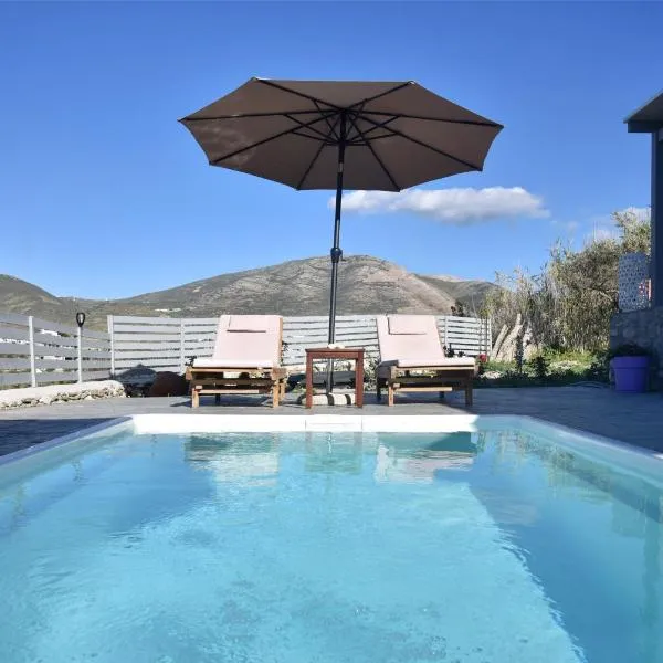 Blue View Villa Apartment #2 With Shared Pool, hotel v destinaci Parasporos