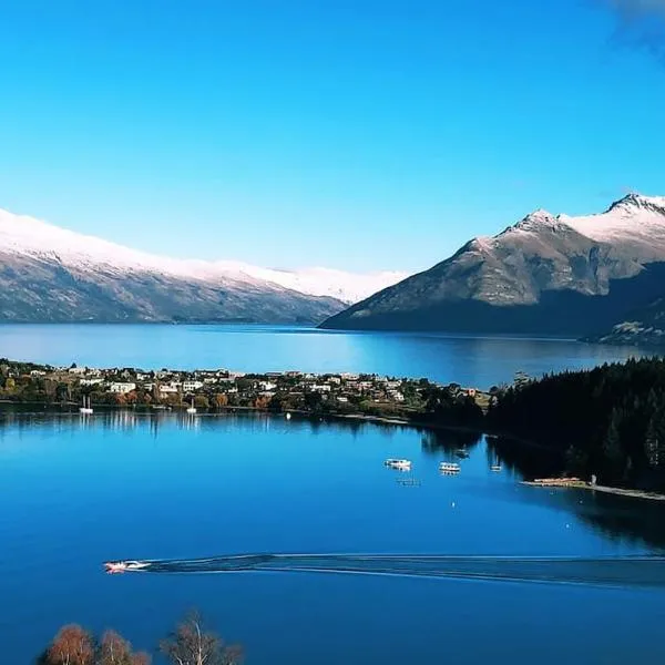 Lovely Apartment- Amazing Lake & Mountain Views, hotel in Queenstown