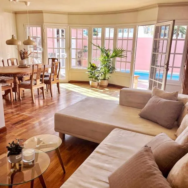 lujosa villa con piscina privada, hotel in Puerto de la Cruz