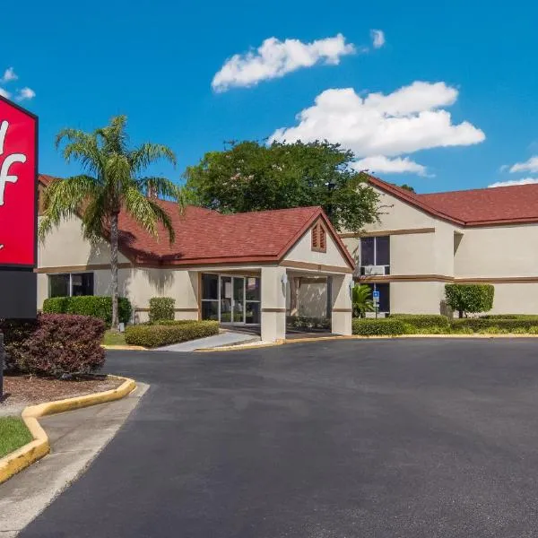 Red Roof Inn & Suites Brunswick I-95, hotel in Deerwood