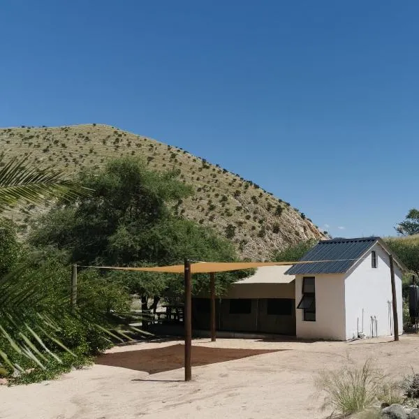 Achab Self Catering Tent, מלון בUsakos