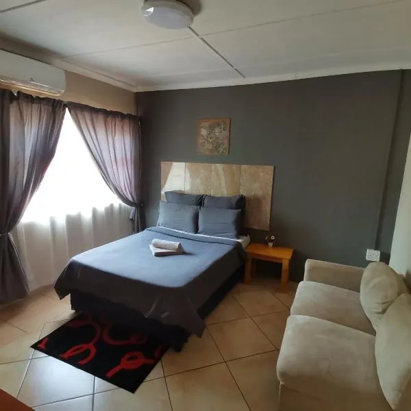 Hluzu Guest House, hotel di KwaNompondo