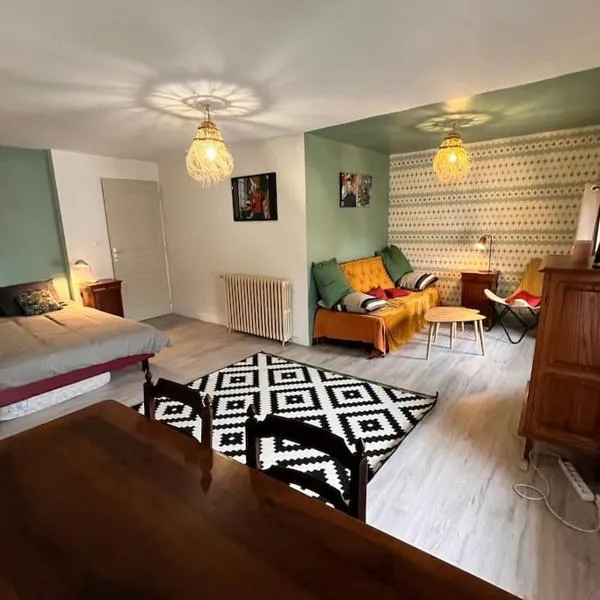 Grande chambre chez l'artiste-peintre – hotel w mieście La Réole