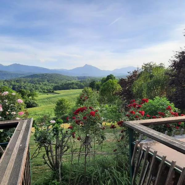 Le Petit Chalet du Hérisson-Panorama Unique sur les Pyrénées !!!, hotel in Montespan