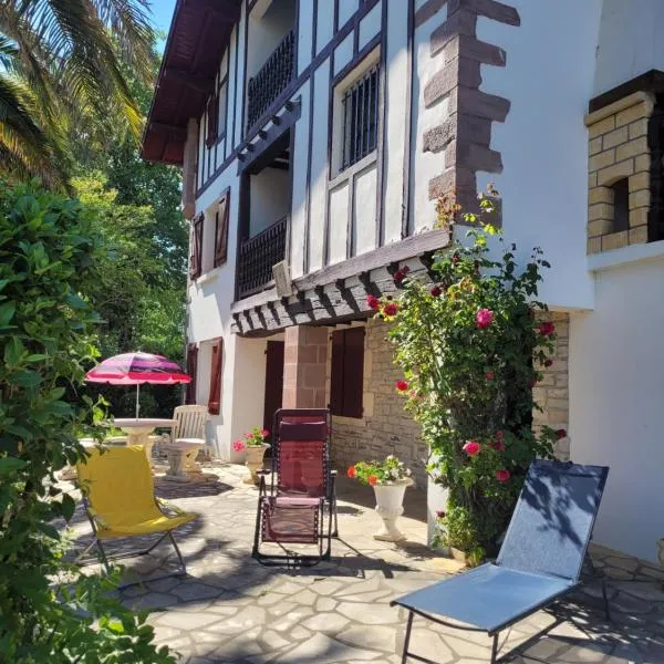 Bel appartement T4 dans maison basque, hotel v destinaci Itxassou