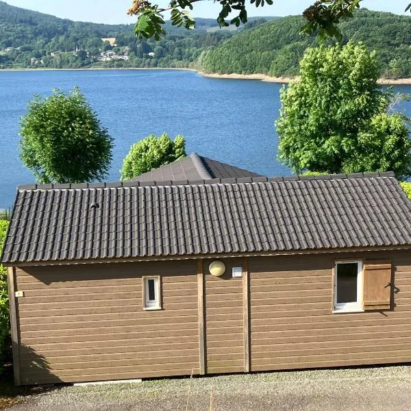 Les Rives du Lac du Laouzas، فندق في Nages