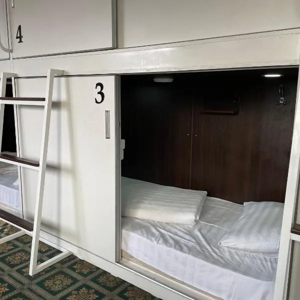 Capsule hotel TechnoCave, hotel en Bishkek