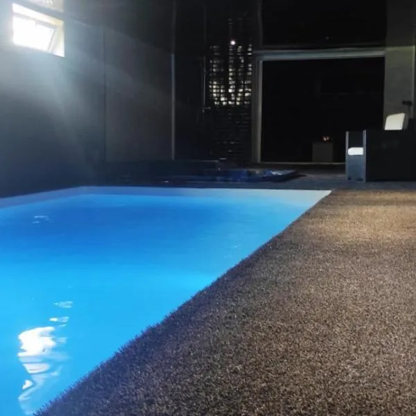 Suite avec piscine privée, hotel u gradu Šel