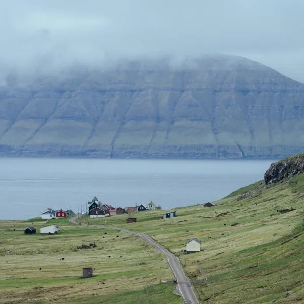 Authentic Faroese House / Unique Location / Nature, hotel in Hellur