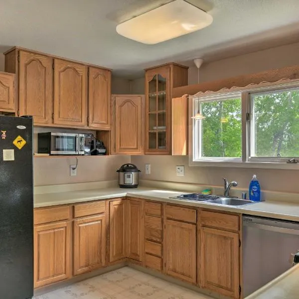 8 Mi to Dtwn Achorage! Home w/ Pet-Friendly Yard, hotell i Anchorage