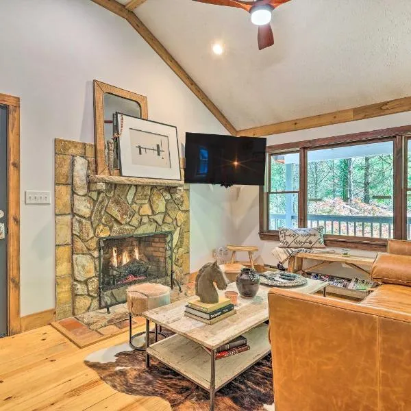 Boone Hideaway with Deck, Grill and Forest Views!, hotel v destinaci Boone