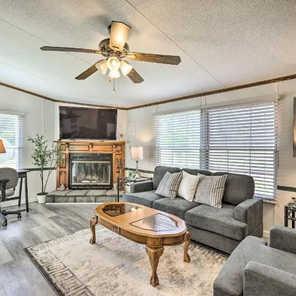 Charming Countryside Home with Covered Porch!, hotel v destinaci Livingston