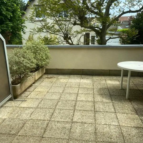 Studio en hypercentre refait à neuf en 2023 avec une belle terrasse!, Hotel in Cabourg