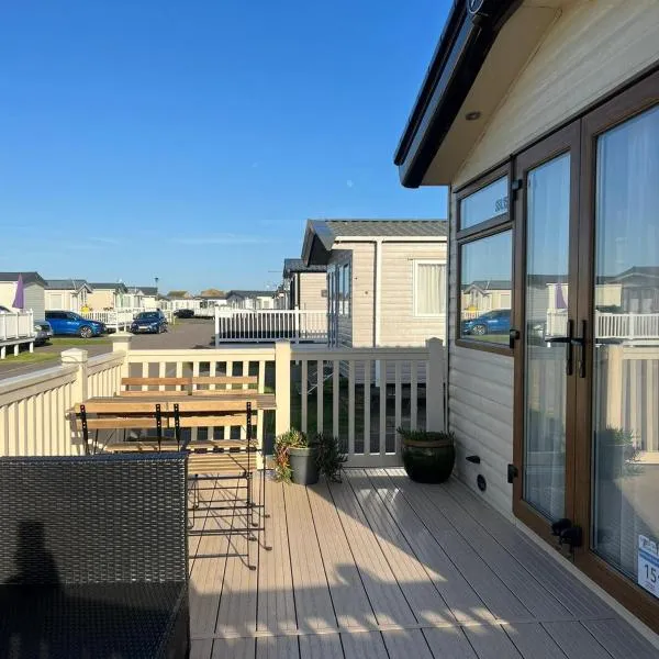 Camber Sands Seascape Horizon Decked Villa dog Friendly, hotel v destinaci Camber