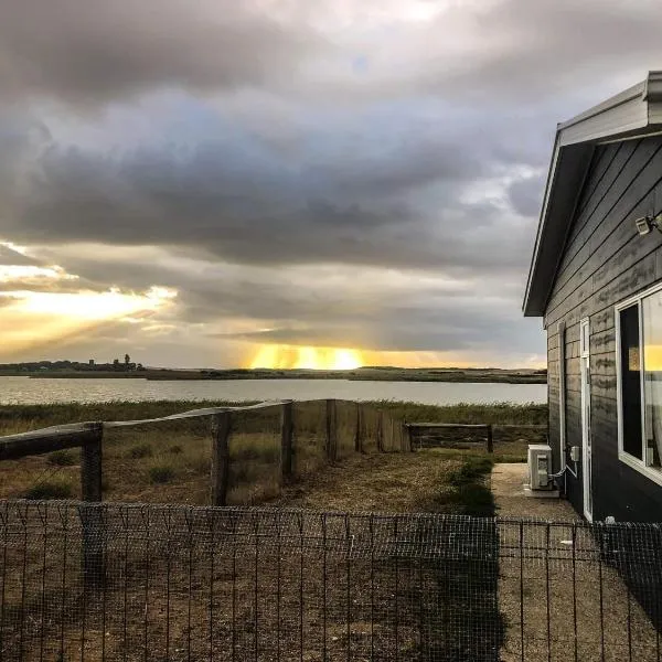 Coorong Island Retreat - Farm Stay at Pet Friendly Property, Hotel in Meningie
