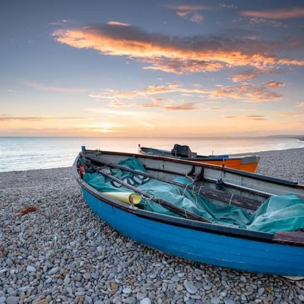 Luxurious Beach House Chesil Beach. Sleeps 6, hotel in Castletown