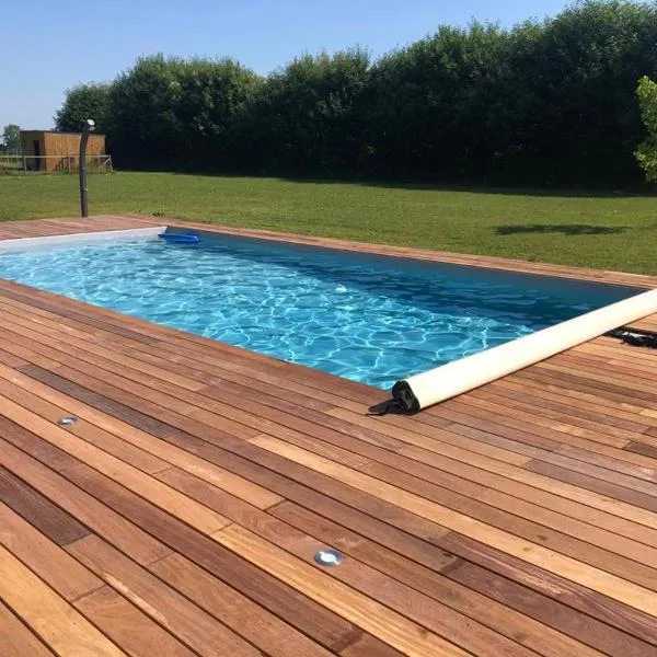 Logement neuf avec jardin privé 4 couchages et Jacuzzi Piscine en option, hotel em Les Iffs