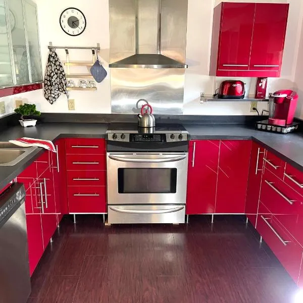 Gorgeous Ski On/Off 2 BR Sleeps 8 Jiminy-Must See Luxury, hotel v destinaci Hancock