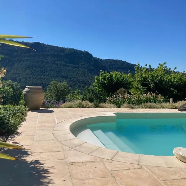Villa Câline chambres d'hôtes – hotel w mieście Vesseaux