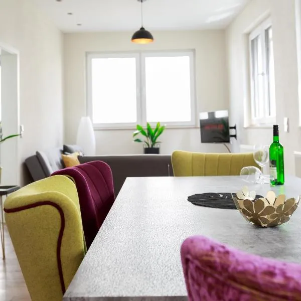 Design FeWo mit großer Dachterrasse an der Mosel - Netflix - Waschmaschine & Trockner, hotel in Senheim