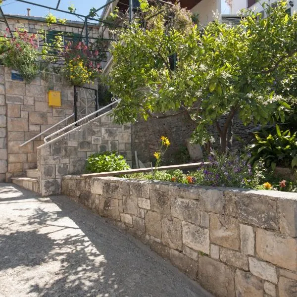 Apartments Gorana, хотел в Сплитска