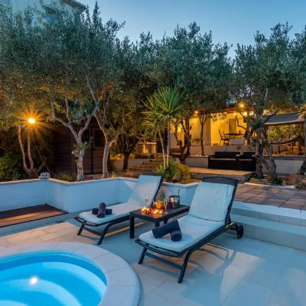 House Oliva with private pool and large garden, hotel di Stari Grad