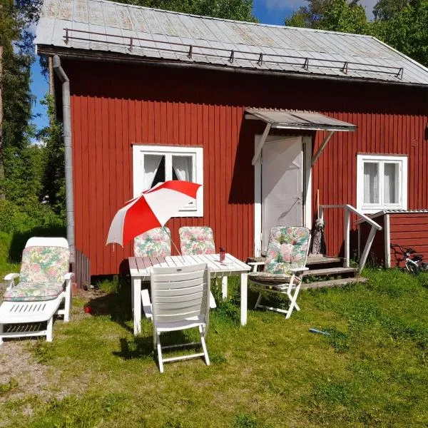 Summer bedroom, outside toilet, shower, kitchen. 120 m from Sandbach., hotel in Småbodarna