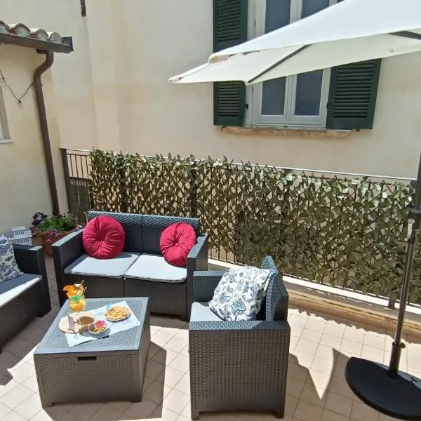 Cozy House con Corte Privata in Centro Storico AQ, hotel a L'Aquila