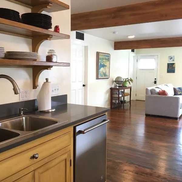 Adorable Home on the Park 10 Miles South of Eugene، فندق في Creswell