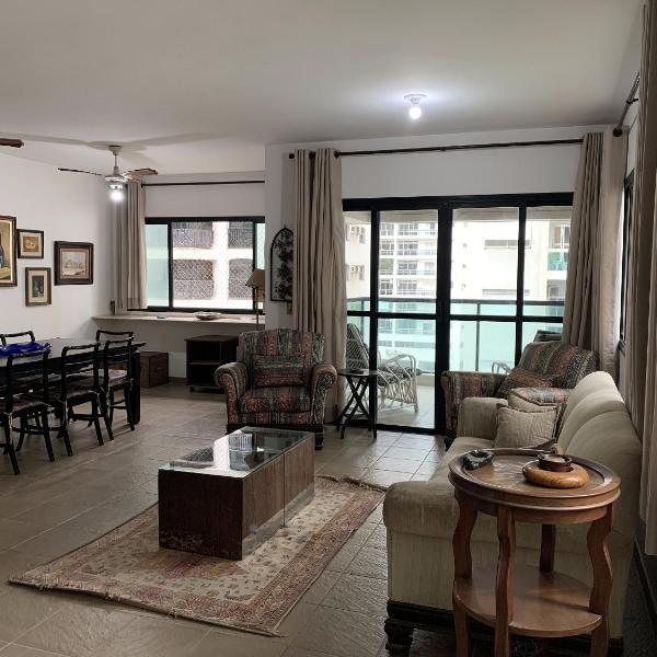Amplo apt. no Guarujá, à 50m da Praia, com 2 vaga