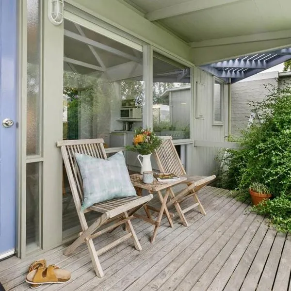 Apollo Bay Beach Bungalow - Couples Retreat, hotel in Apollo Bay