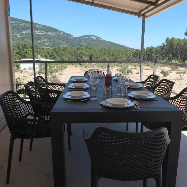 Robinson olive tree huts, Hotel in Čara