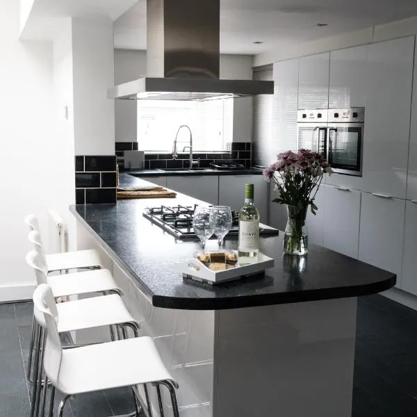 Gorgeous 3 Bedroom Victorian Townhouse、リズバーンのホテル