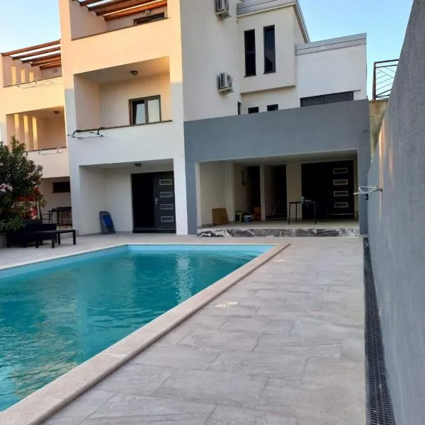 Apartments STAR with Pool, hotel di Biograd na Moru