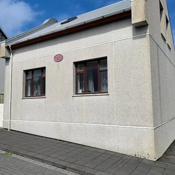 Lítið einbýlishús á besta stað., hotel in Vestmannaeyjar