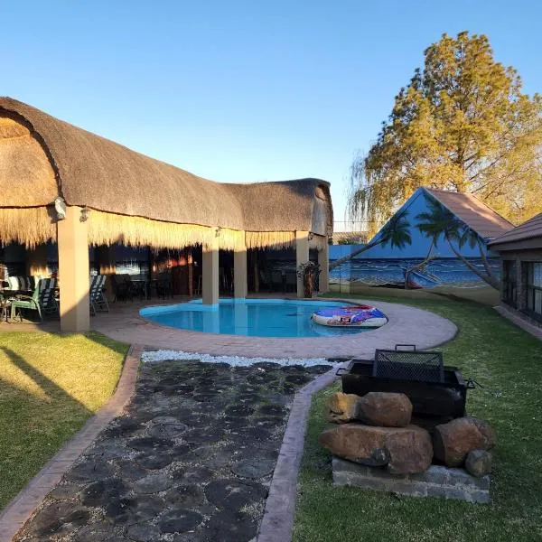 The Log Cabin Apartments Hotel, hotel em Standerton