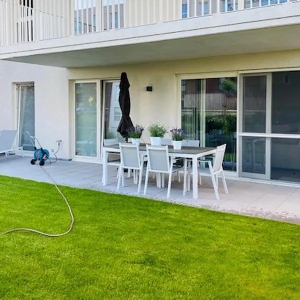 84m2 Boutique and Riverview Luxury Apartment fully equipped with also a Private Garden and a Free Secure Underground Parking, hotel i Harelbeke